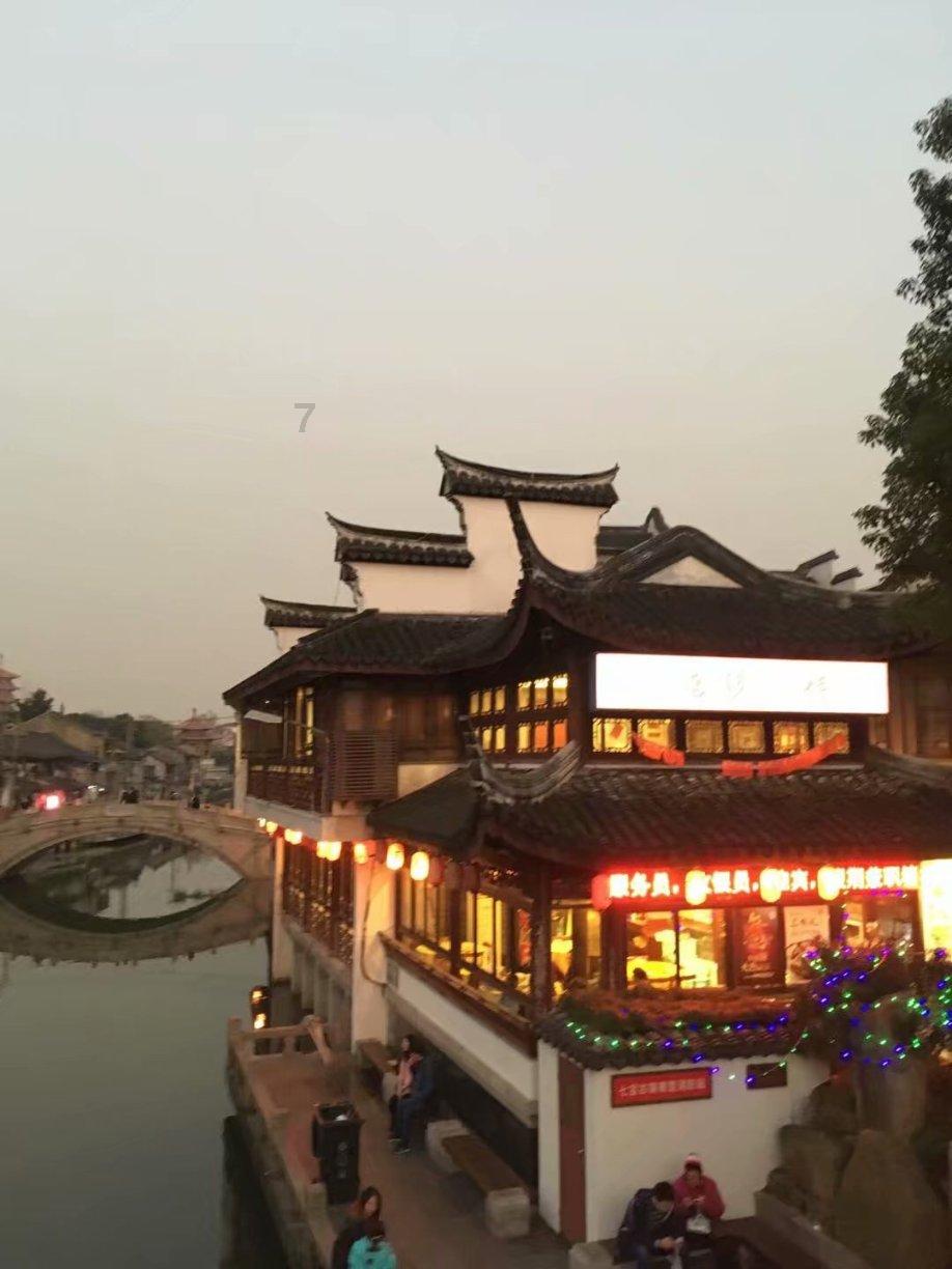 红色包臀裙的魅力穿搭秀,让你瞬间成为人群焦点